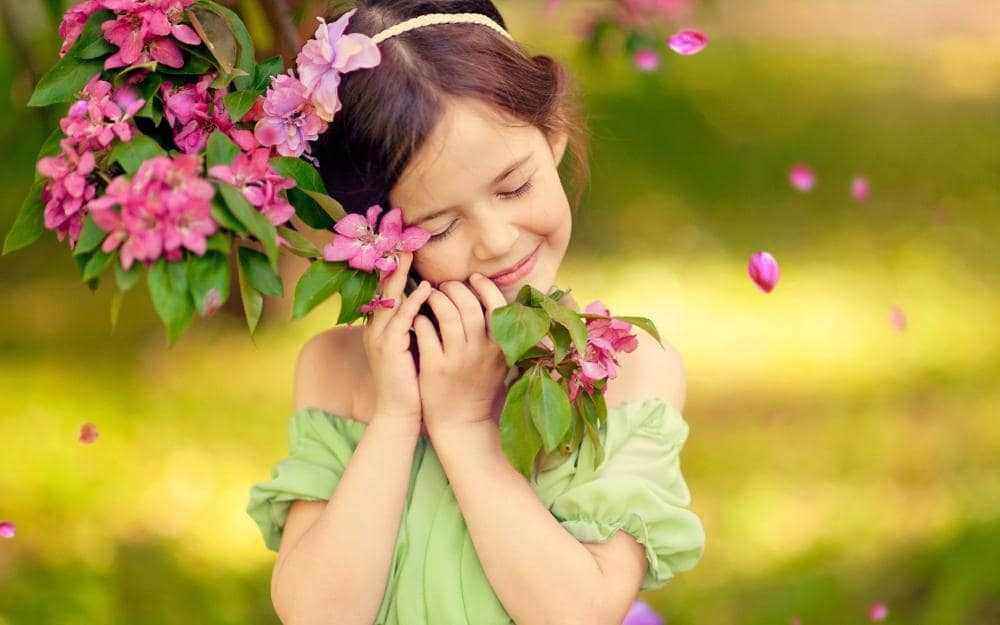Feeling-happy-of-cute-little-girl[1].jpg