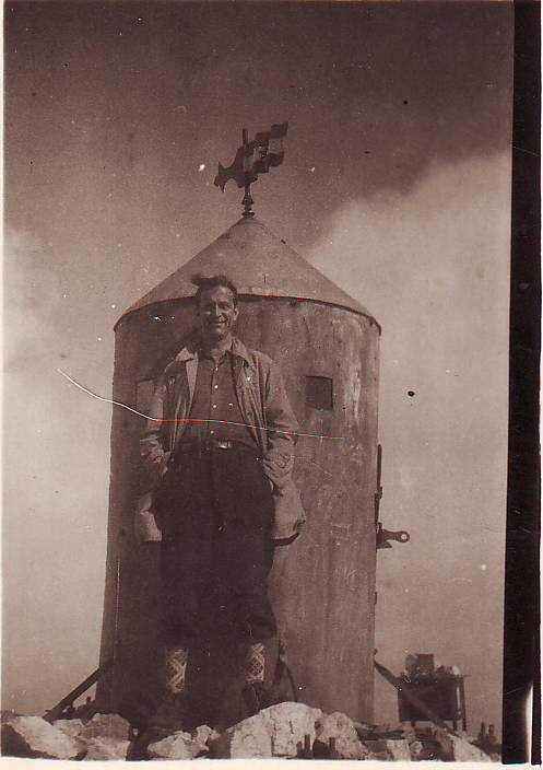 Deda Ivan na vrhu Triglava.JPG
