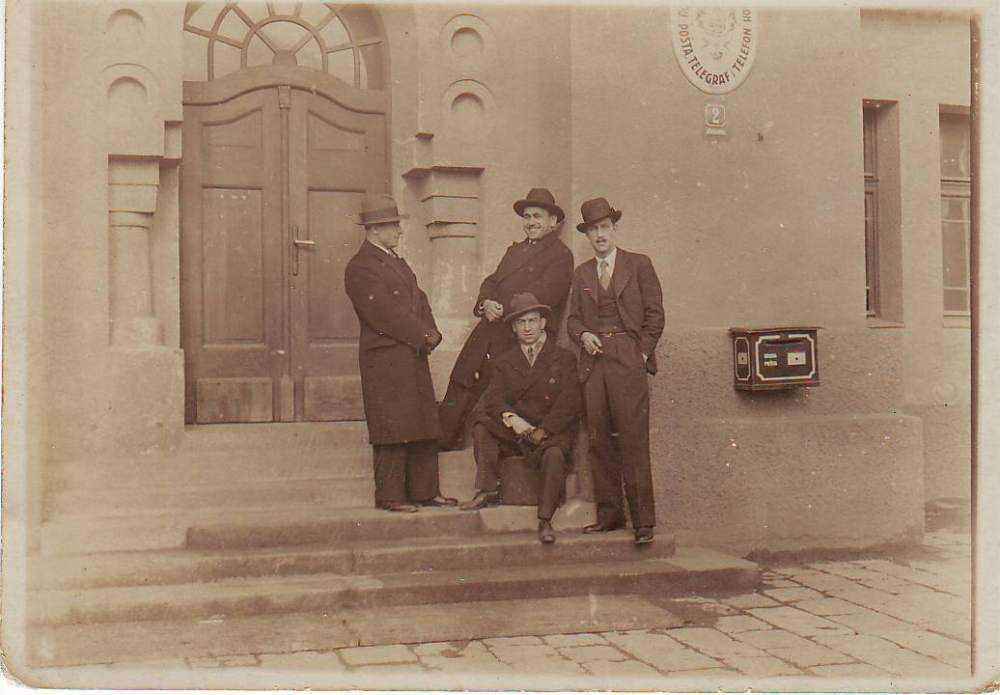 Deda Ivan sa drugovima 1938..JPG