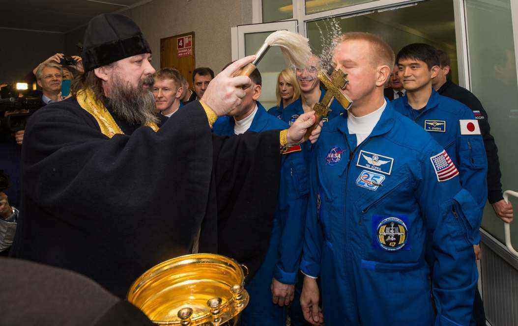 svemirski-svestenik.jpg