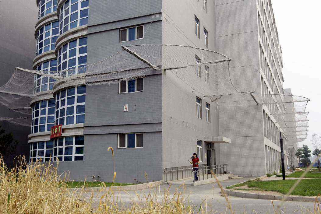 chinese-worker-at-iphone-factory-commits-suicide-by-jumping-off-building-519270-2.thumb.jpg.c6f45f226ca79e9aab81e3017da3bf3e.jpg