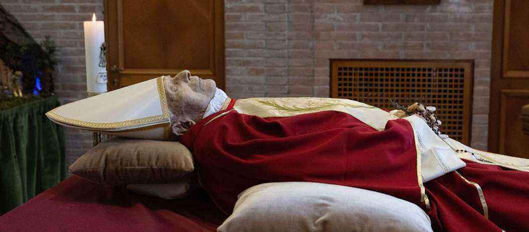 7674069_knavatican_media_leichnam-papst_benedikt(1).thumb.jpg.74d1613148397771d5b01fa281441498.jpg