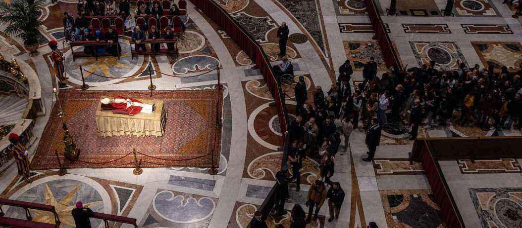 kna_230104-0916-000007_papst_benedikt_aufgebahrt.thumb.jpg.30a806b42270033e38e08c206e361994.jpg